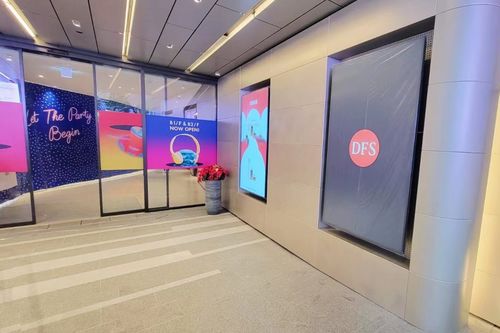 Последние решения компании о 86-дюймовая рекламная вывеска установлена в магазине беспошлинной торговли в Гонконге